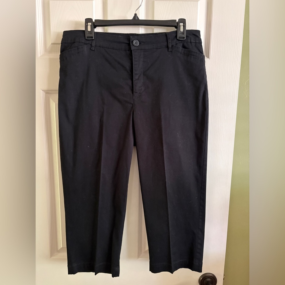 Gloria Vanderbilt capris 12 black